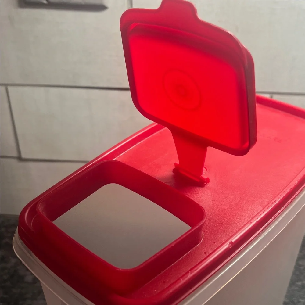 Super cereal storer by Tupperware in excellent condition 9 inch’s tall. Flip lid